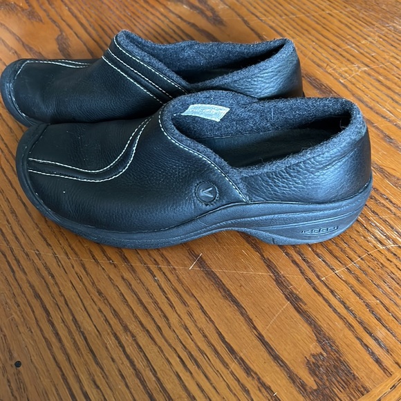 Keen Women’s slip on shoe. - Picture 4 of 7
